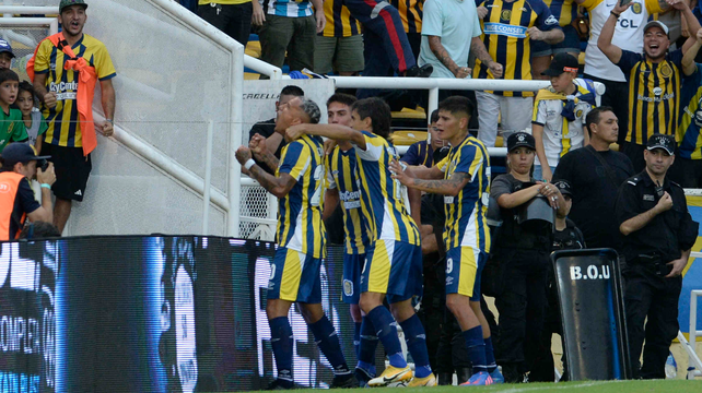 Jhonatan Candia se desahoga y grita con todo su gol con la vista puesta en la popular.