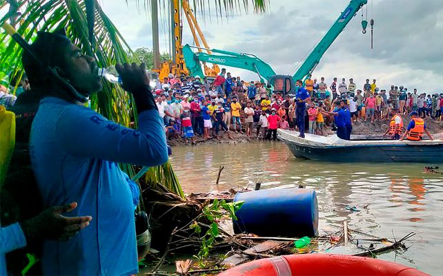 La policía de Sri Lanka y rescatistas de la marina asisten al trabajo de salvatage luego de que un ferry volcara en Kinniya