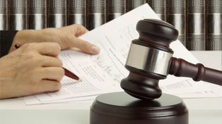 No le paga la comida a sus hijos y lo condenan a quedar en la calle