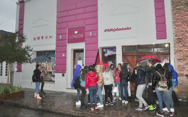 Un grupo de chicas se agolparon en las puertas de la agencia donde trabaja uno de los acusados.