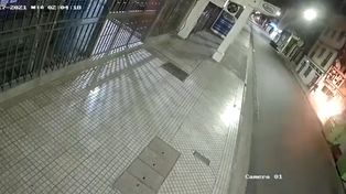 Dos desconocidos arrojaron combustible y la sede de Central comenzó a arder.