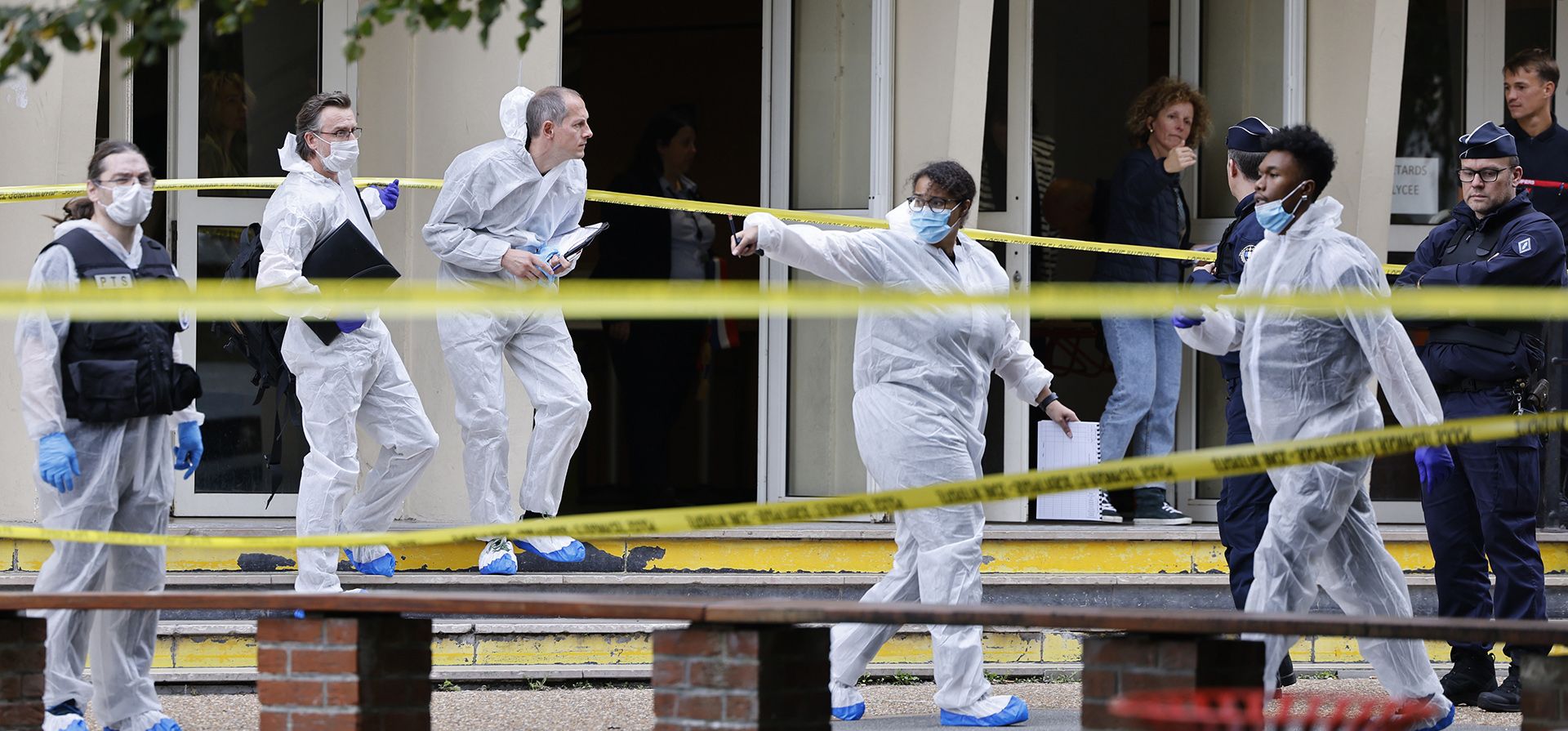 Oficiales de policía franceses del servicio forense se encuentran frente a la escuela secundaria Gambetta en Arras, noreste de Francia, después de que un hombre armado con un cuchillo mató a un maestro e hirió a otro y a un guardia de seguridad, un ataque que se investiga como posible terrorismo, el viernes de octubre. 13 de octubre de 2023. (Ludovic Marin, Pool vía AP) Oficiales de policía franceses del servicio forense se encuentran frente a la escuela secundaria Gambetta en Arras, noreste de Francia, después de que un hombre armado con un cuchillo mató a un maestro e hirió a otro y a un guardia de seguridad, un ataque que se investiga como posible terrorismo, el viernes de octubre. 13 de octubre de 2023. (Ludovic Marin, Pool vía AP)
