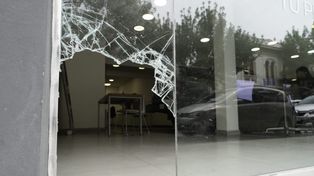El robo quedó expuesto por la rotura de un gran vidrio.