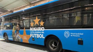 Y va el tercero. A las imágenes de Leo Messi y Angel Di María en los colectivos, se sumó Angel Correa.