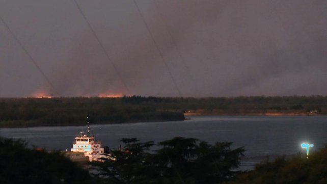Volvieron los incendios en las islas entrerrianas y el olor a humo en Rosario