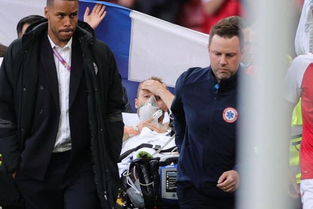 Christian Eriksen es retirado del campo de juego luego de que lograran reanimarlo tras sufrir un paro cardíaco.