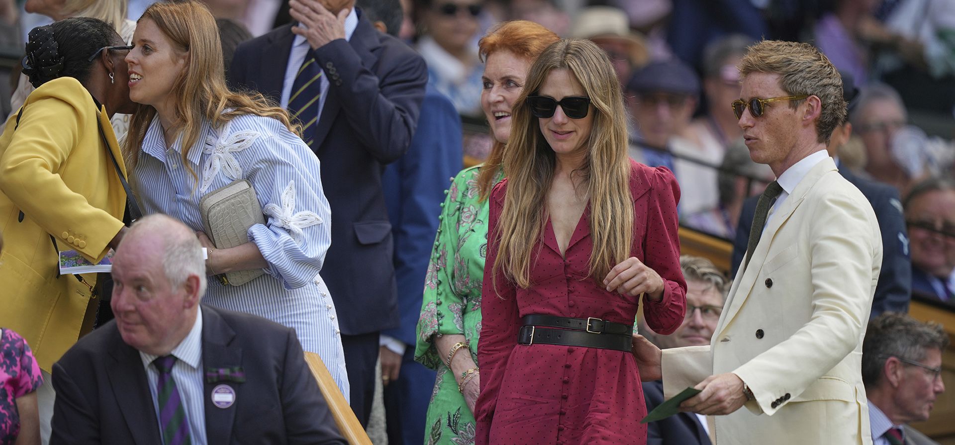 El actor Eddie Redmayne, su esposa Hannah, Sarah Ferguson, duquesa de York, y la princesa Beatriz (de derecha a izquierda) ocupan sus asientos en el palco real de la cancha central el primer día del Campeonato de Tenis de Wimbledon en Londres, el lunes 30 de junio de 2025. (Foto AP/Alastair Grant) El actor Eddie Redmayne, su esposa Hannah, Sarah Ferguson, duquesa de York, y la princesa Beatriz (de derecha a izquierda) ocupan sus asientos en el palco real de la cancha central el primer día del Campeonato de Tenis de Wimbledon en Londres, el lunes 30 de junio de 2025. (Foto AP/Alastair Grant)