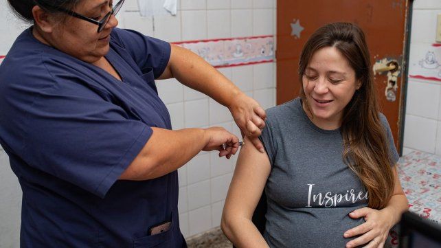 La vacuna contra el Virus Sincicial Respiratorio protege a la madre embarazada y a sus bebés. Salud recomienda la inmunización entre las 32 y 36 semanas