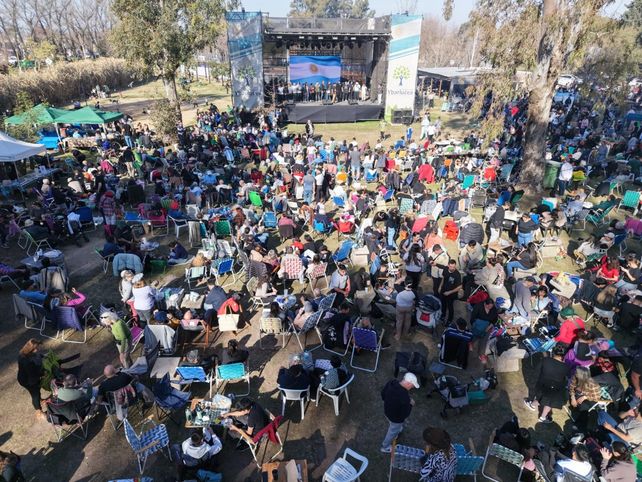 Ybarlucea: Miles de personas celebraron el 9 de Julio en la 9ª Fiesta del Asado a la Estaca