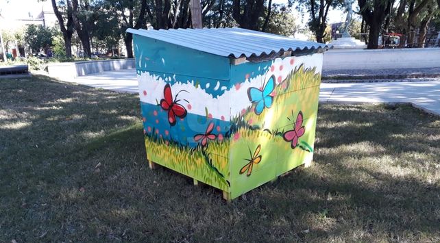 Artistas santafesinos intervinieron cuchas para perros de la calle
