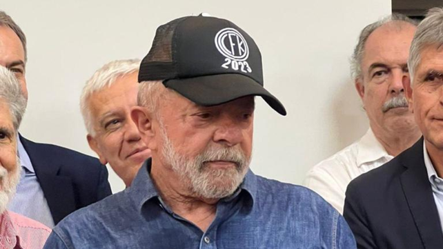 Una persona le acercó a Lula la gorra con la leyenda CFK 2023
