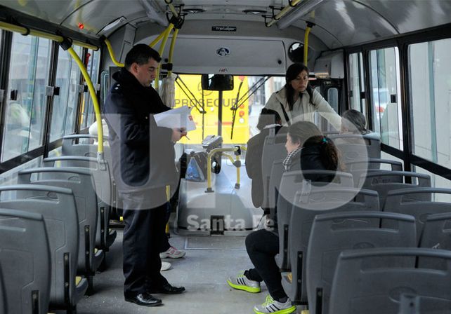 Un colectivo embistió a una camioneta que terminó en la vereda de un banco en pleno centro