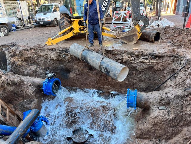 Aguas Santafesinas S. A. (Assa) reparó un caño roto de agua el sábado 19 de julio de 2025 en Urquiza y Alvear.