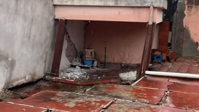 Casa en peligro por rajaduras en barrio Mariano Moreno
