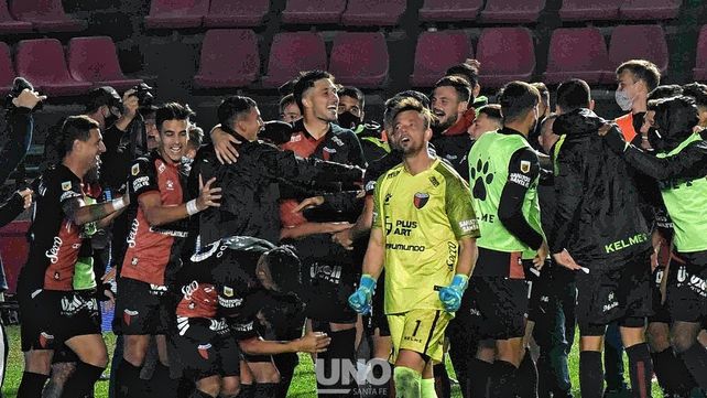 El festejo de los jugadores de Colón en sus redes sociales