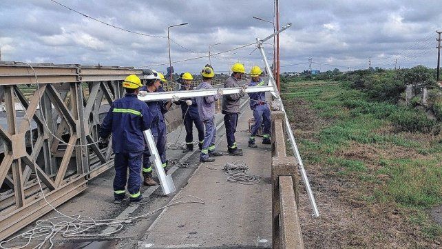 Vialidad Nacional trabaja sobre los arreglos del puente Carretero. Vialidad Nacional trabaja sobre los arreglos del puente Carretero.