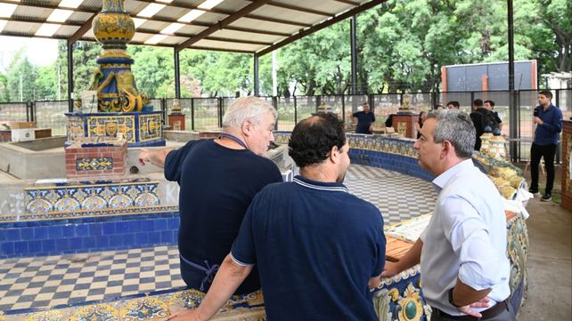 El intendente Pablo Javkin este viernes en la Fuente de los Españoles. Las tareas se reanudaron tras los incidentes del 1º de diciembre.&nbsp;