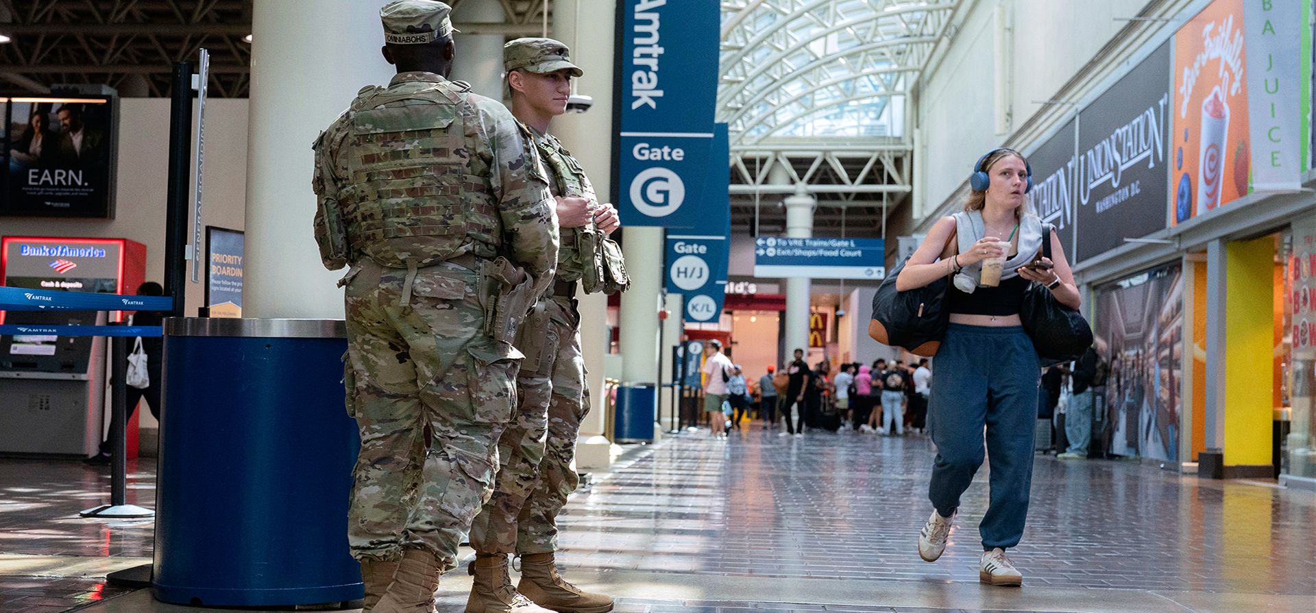 Miembros de la Guardia Nacional del Distrito de Columbia patrullan la zona de pasajeros de Union Station, el lunes 1 de septiembre de 2025, en Washington. (Foto AP/José Luis Magana) Miembros de la Guardia Nacional del Distrito de Columbia patrullan la zona de pasajeros de Union Station, el lunes 1 de septiembre de 2025, en Washington. (Foto AP/José Luis Magana)