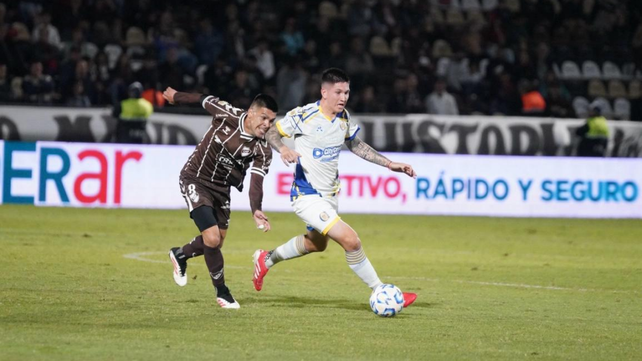 Franco Ibarra la lleva perseguido por Fernando Juárez en el duelo entre Central y Platense.