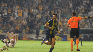 Triunfo en el inicio de 2020. Fabián Rinaudo sale a festejar su gol contra Huracán en el primer cotejo de ese año, que fue con victoria por 2 a 1 en el Gigante de Arroyito.
