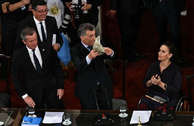 Macri se llevó de regalo un paquete de yerba que le arrojó un productor desde un palco.