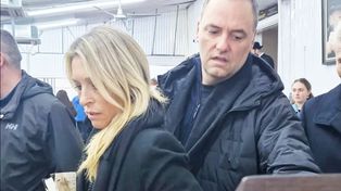La justicia recibió un informe que indica que el jefe de Gabinete Manuel Adorni le compró otro pasaje en primera a su esposa por 5.000 dólares para que vuelva de Nueva York desde la página de la Jefatura.