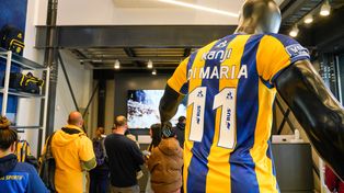 La camiseta de Di María con el 11 fue a más buscada. Muchos fueron por la casaca y se hicieron socios.