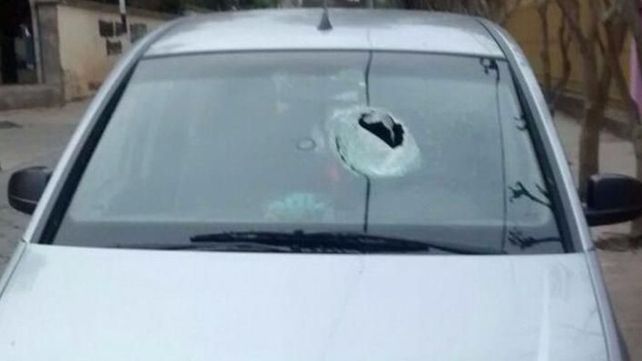 Una familia volvía de viaje, una piedra atravesó el parabrisas y pasó lo peor