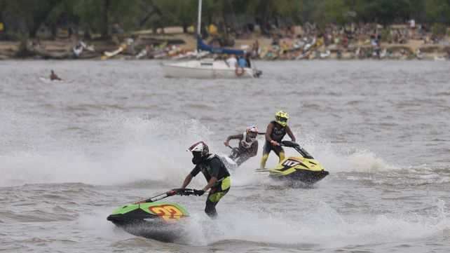 Los rosarinos buscaron la costa del rio para mitigar el calor