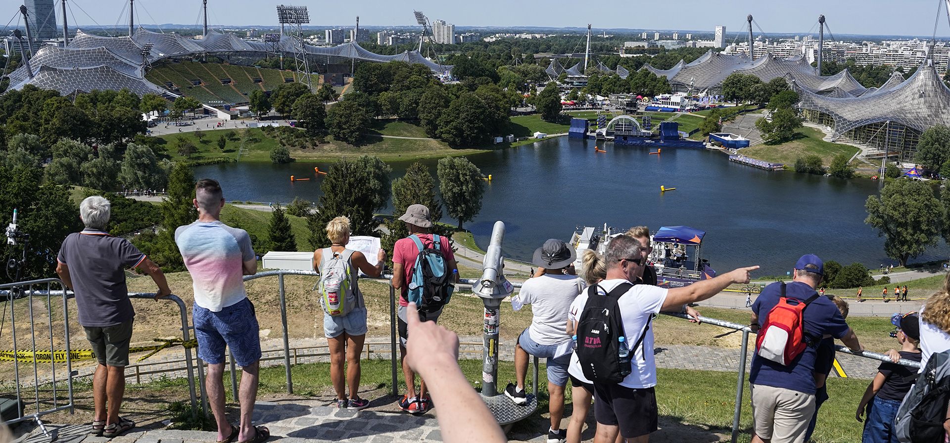 Turistas observan el Parque Olímpico durante el Campeonato Europeo de Ciclismo en Múnich, Alemania, el jueves 11 de agosto de 2022.