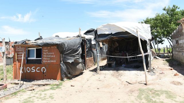Las precaria casilla donde anoche fueron asesinadas dos personas y otra terminó gravemente herida.&nbsp;