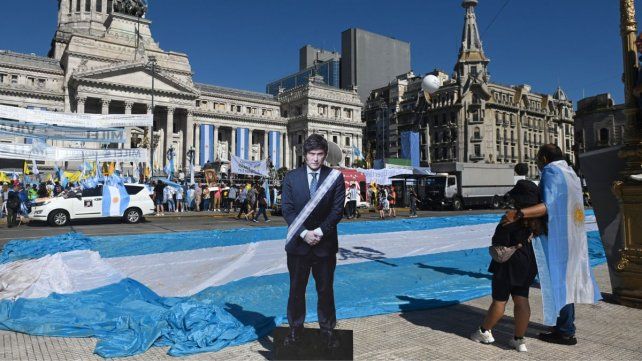 Los seguidores de Javier Milei llegaron temprano al Congreso