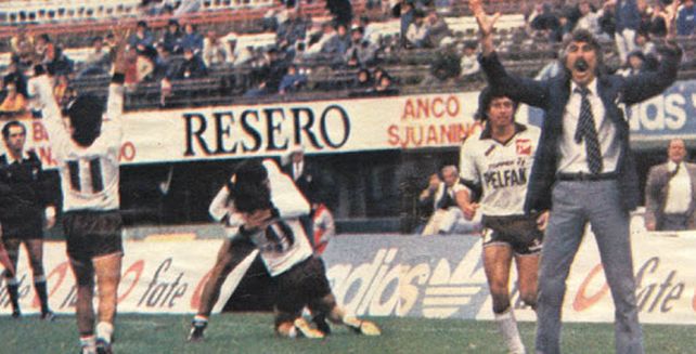 Heroico. Chamaco Rodríguez celebra. Atrás