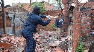 Derribaron dos búnkeres de barrio Industrial tras la nueva imputación a Fran Riquelme