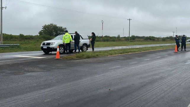 Vecinos autoconvocados se reunieron en el cruce de las rutas para visibilizar el reclamo por mejoras en seguridad vial. El viernes hubo un choque fatal en la zona.