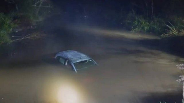 Un auto cayó a un arroyo y un familiar rescató a sus dos ocupantes