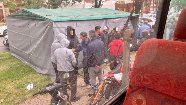 Buses pagó un poco más de sueldo a choferes pero paro sigue