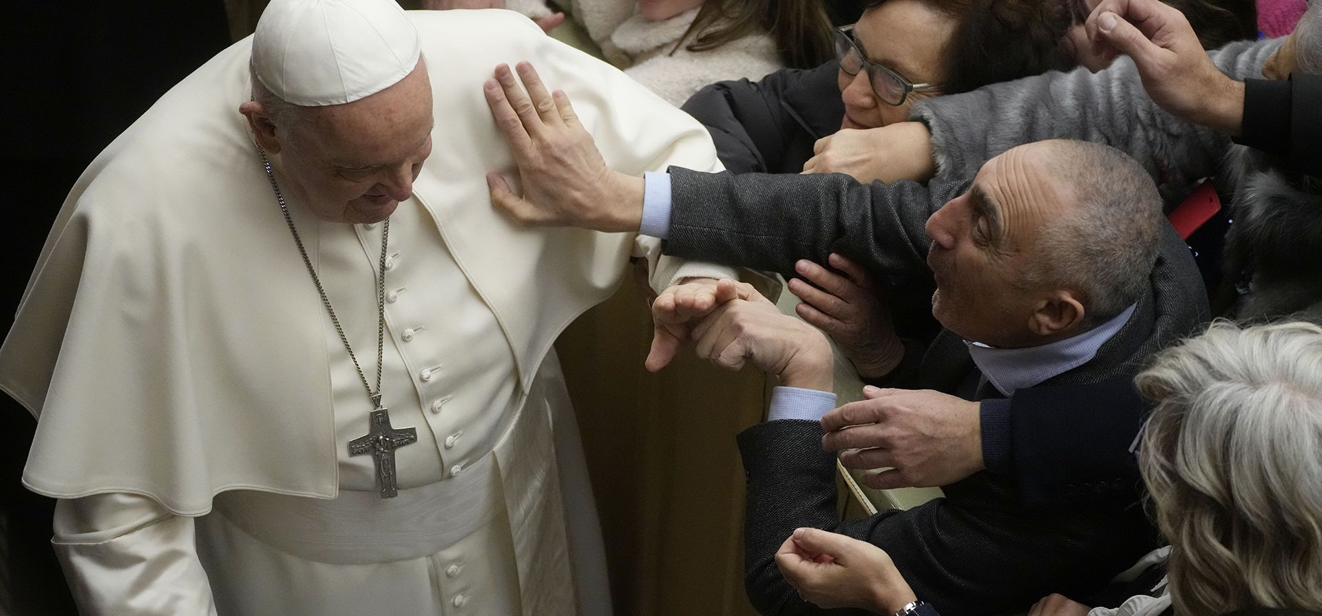 El Papa Francisco se reúne con empleados de TV2000 y Radio InBlu en el Aula Pablo VI del Vaticano, el lunes 29 de enero de 2024. (Foto AP/Gregorio Borgia) El Papa Francisco se reúne con empleados de TV2000 y Radio InBlu en el Aula Pablo VI del Vaticano, el lunes 29 de enero de 2024. (Foto AP/Gregorio Borgia)