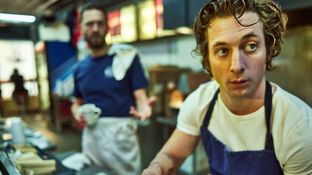 El actor Jeremy Allen White interpreta a un chef prestigioso que debe hacerse cargo de un bar en decadencia de Chicago.&nbsp;