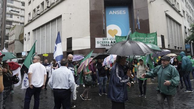 El gremio ATE y trabajadores de Anses realizaron una movida en la puerta de la repartición estatal