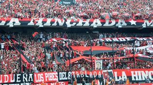 Interna en la barra brava de Newells: balaceras y extorsiones para copar la tribuna.
