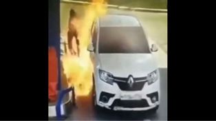 Video: prendió un cigarrillo mientras cargaba nafta y casi provoca una tragedia
