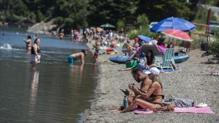 Postal inusual de Bariloche: gran cantidad de público a orillas de un lago aprovechando el “veranito” en serio.