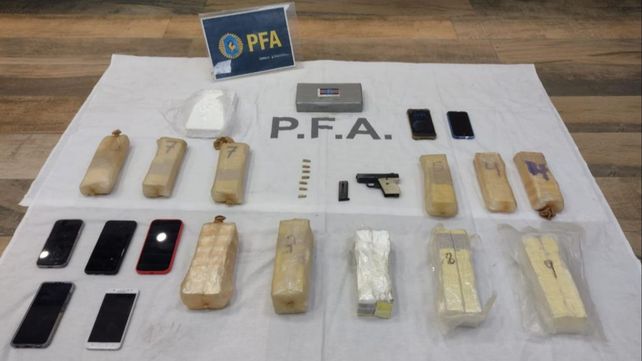 Parte de lo secuestrado en el operativo de la PFA.