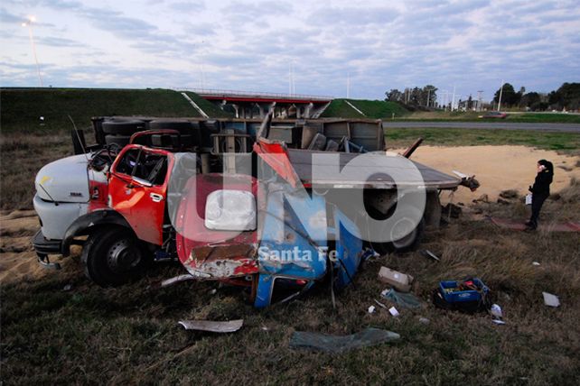 Volcó en la Autopista Santa Fe - Rosario más de 30 mil kilos de soja