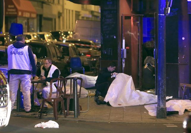 Mueren al menos 40 personas en tiroteos y explosiones simultáneos en París