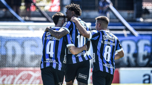 Tras un breve paso por Central, Abel Hernández es goleador y figura en Uruguay.