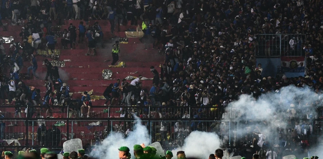 Tragedia en Indonesia: hay 125 fallecidos.