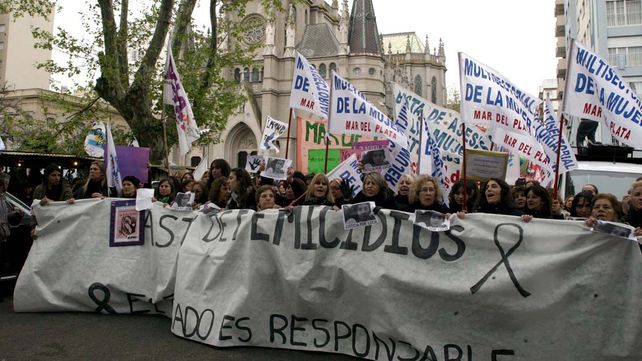 Una multitud vestida de negro marchó contra la violencia de género y los femicidios