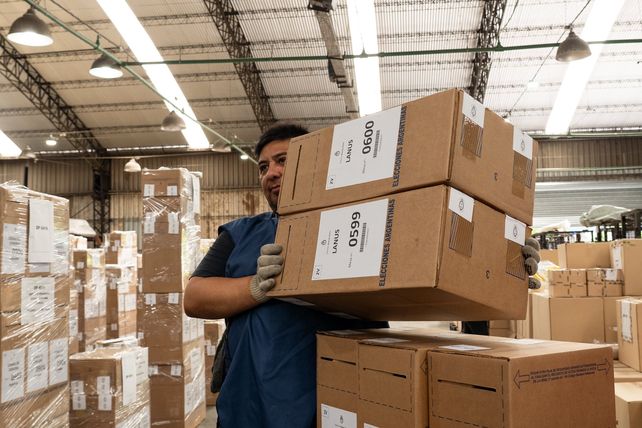Aprestos. El Correo Argentino prepara las 108.111 urnas a distribuir en los locales de comicios habilitados en todo el país.